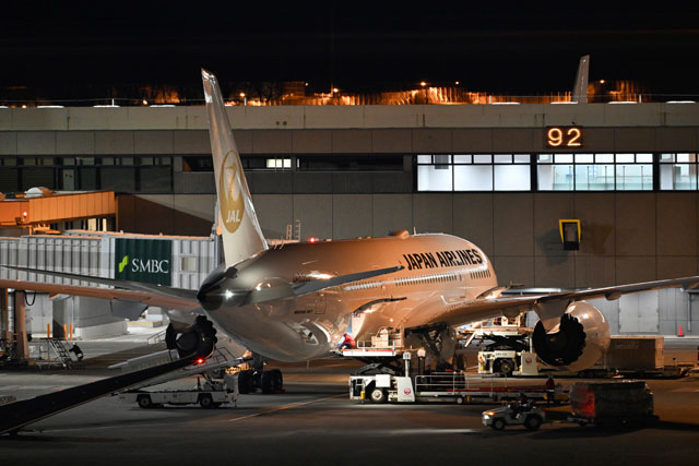 金の鶴丸JAL 787、カーリング女子選手ら乗せ成田到着
