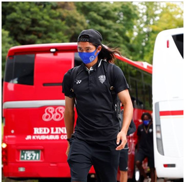 YONEX社製トップチームトレーニングウェア（半袖） および選手