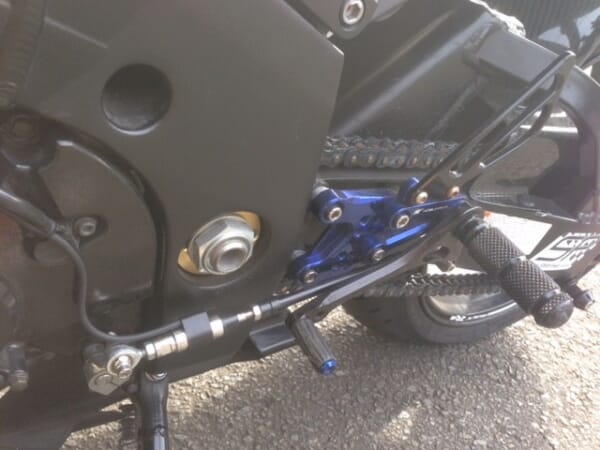 クラッチを使わず、レースマシンの様なクイックシフター｜AxxL