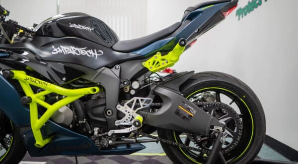 ZX-6R (09-23) 好きなポジションに設定できるアルミサブケージ｜AxxL