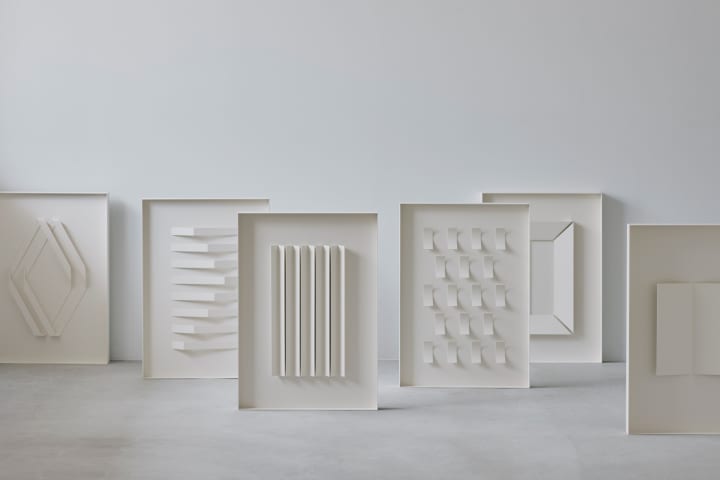 辰野しずかが板金の新たな可能性を追求した スチール製オブジェ