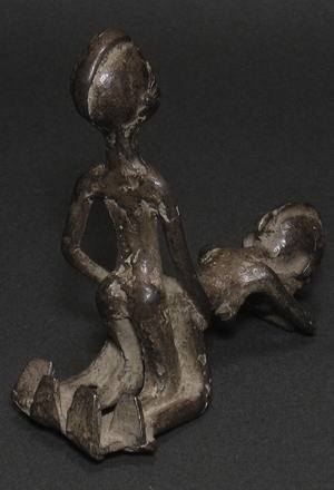 ブロンズ像(中)<アフリカのブロンズ工芸：アフリカ雑貨アザライ