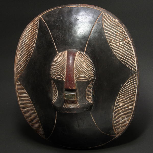 木彫りの盾<アフリカの木彫武具：アフリカ雑貨アザライ