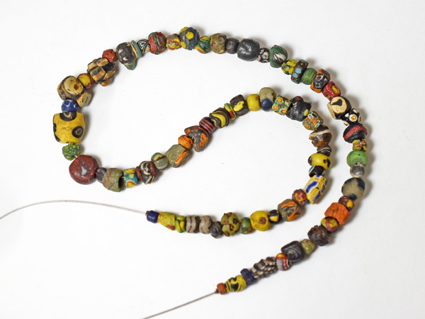 2210】古代ローマン&イスラム中小粒モザイクガラスビーズ一連,とんぼ玉