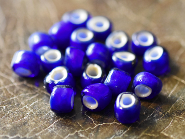 2508】ANTIQUEホワイトハーツ極濃青筒型大粒ビーズ20個セット【とんぼ