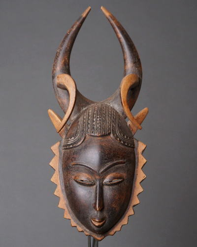アフリカ工芸品 コートジボワールのマスク ルーブル型取り工房、9 x 17 cm