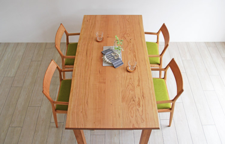 天厚約40ミリの迫力で華やかな風合いが魅力［ブラックチェリー原木皮