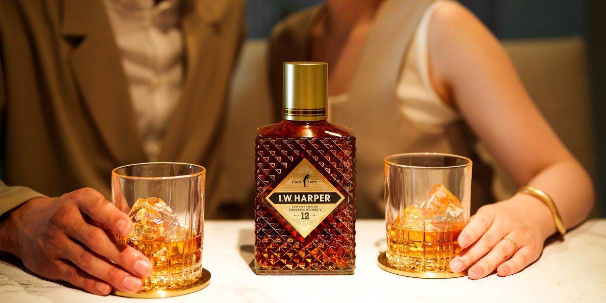 伝統のデキャンタが、ふたたび 今こそ「I.W.ハーパー12年」を | バーを