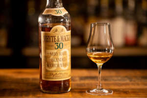 ホワイト＆マッカイを学ぶ！味や種類、おすすめの飲み方 | ウイスキー