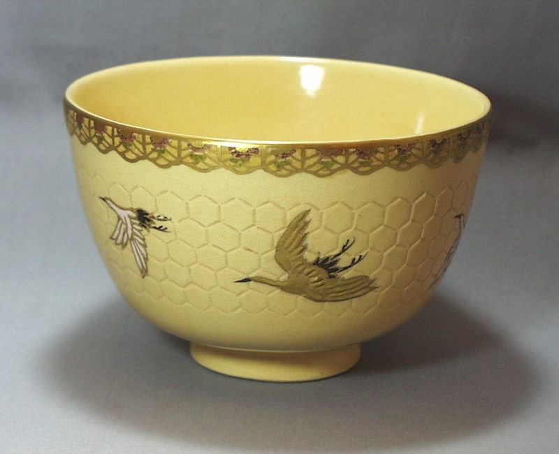 中野静鳳 作 白薩摩鶴紋亀甲彫茶碗 商品詳細｜ギャラリービーンズ