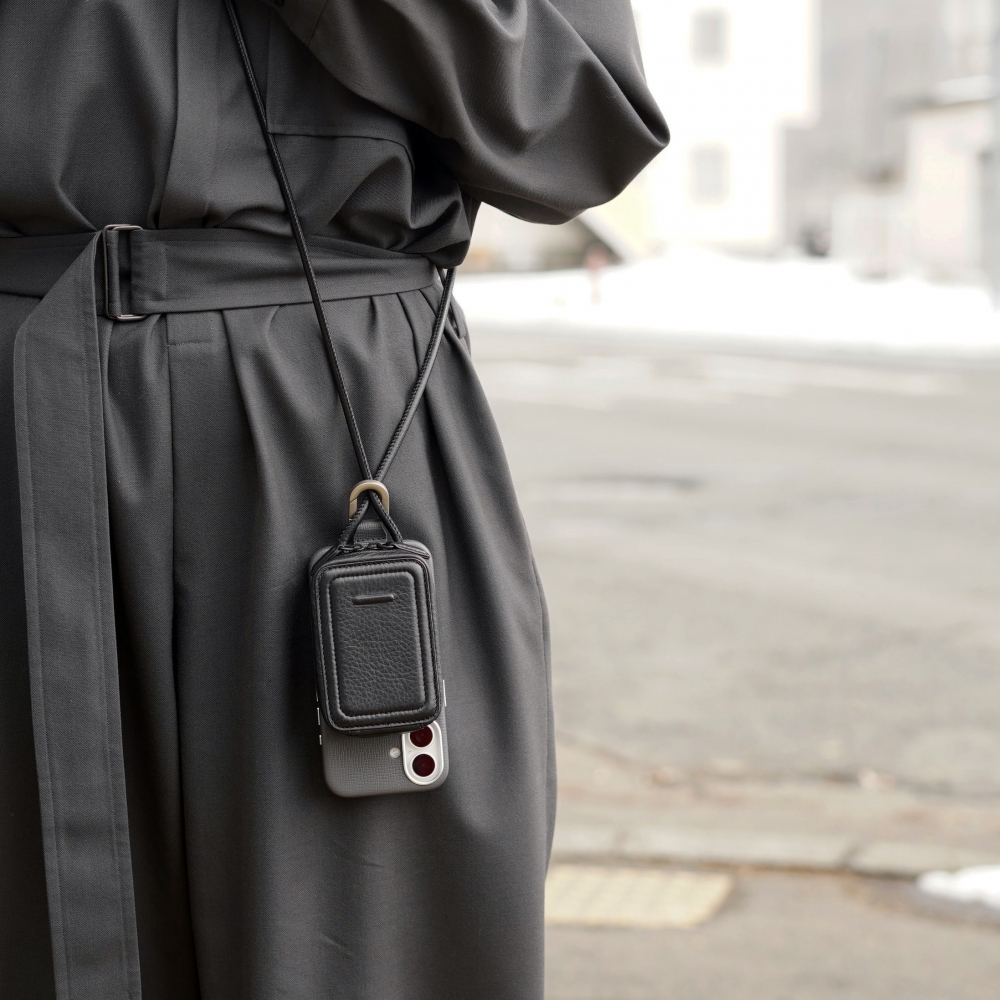 objcts.io / レザーストラップ付き iphone アクセサリー - マイクロバッグ