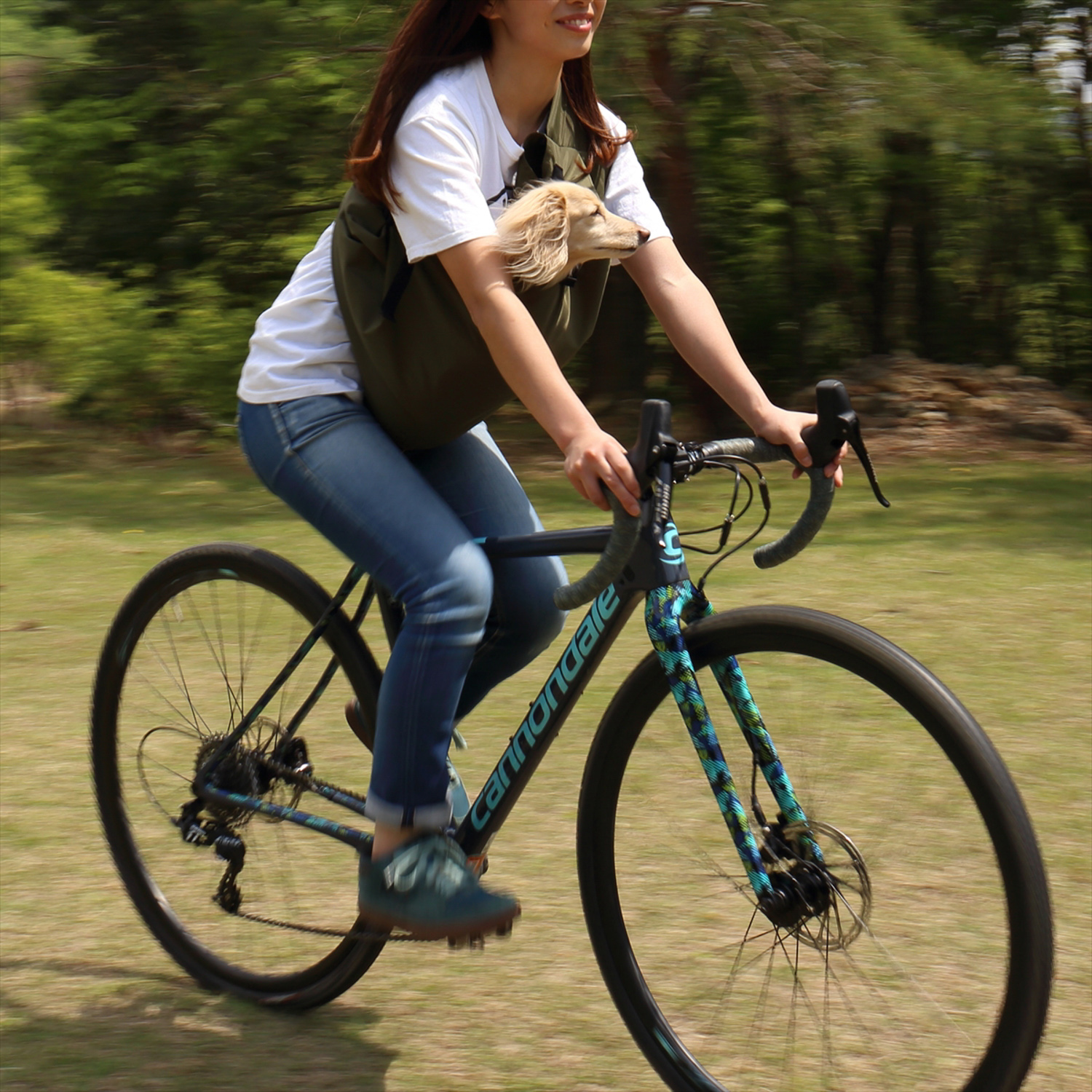 愛犬とアウトドアへ！ペット用スリング型キャリーバッグ「Go Out Sling