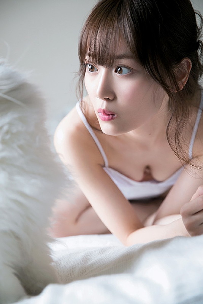 山下美月（乃木坂46）、セクシーな谷間が覗く“無防備カット” | Daily