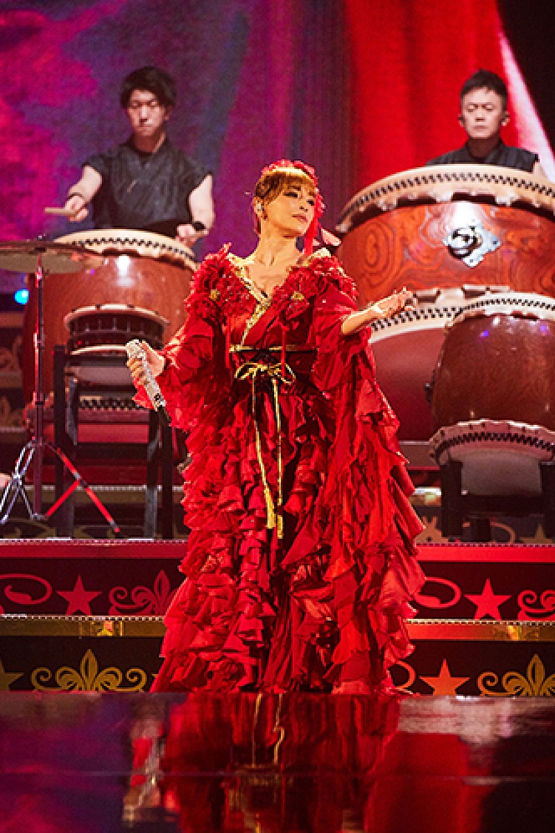 浜崎あゆみ、カウントダウン・ライブのレポート到着＆25周年記念ライブ