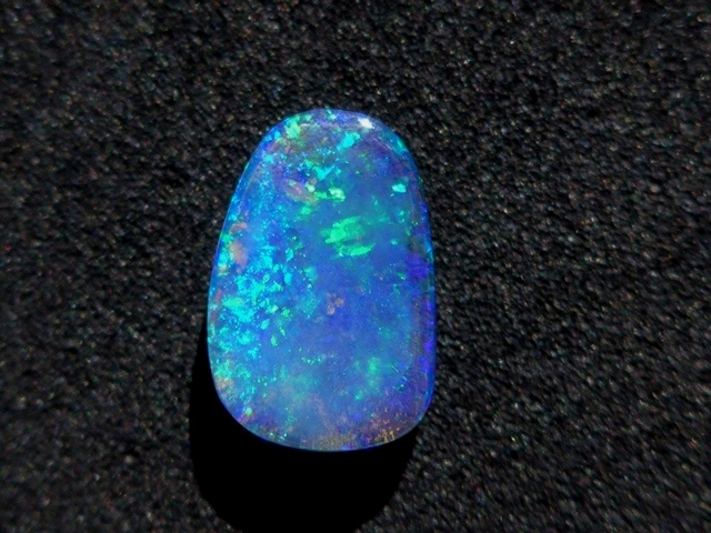青い斑の浮かぶ魅力的なオパール82ct/鉱物標本