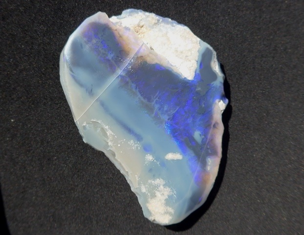 母岩の隙間に光り輝くオパール原石100ct/鉱物標本 母岩の隙間に