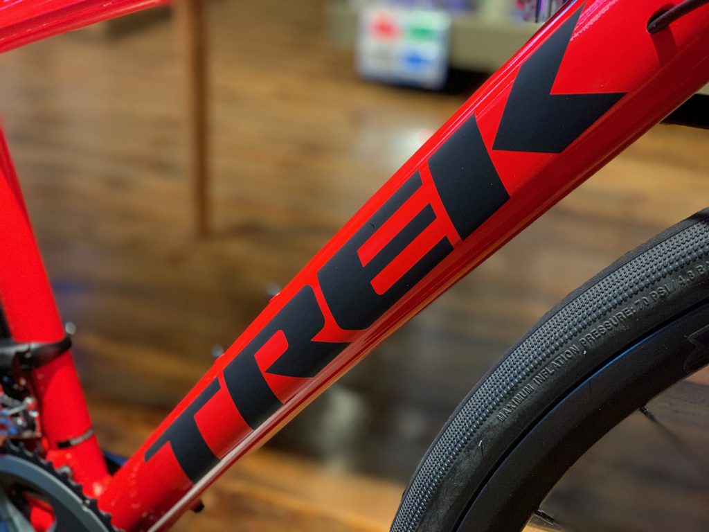 Trek アルミフレーム ロードバイク レッド/ブラック 新色追加や、価格