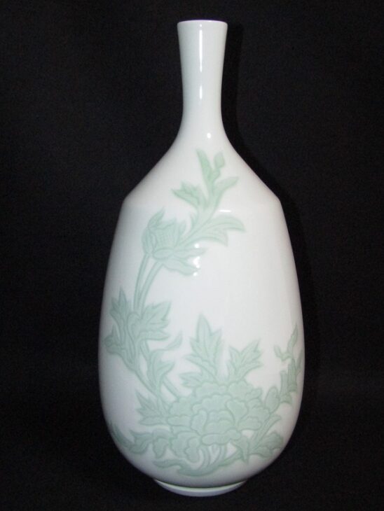 重要無形文化財（人間国宝） 井上萬二 本人作 額 「白磁緑釉牡丹彫文