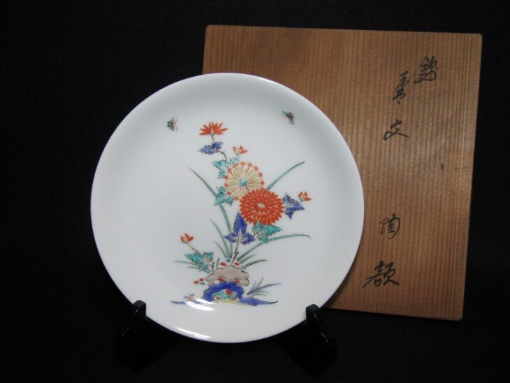 十三代 酒井田柿右衛門 錦菊文 陶額 | 骨董品買取・和楽器買取 五宝堂