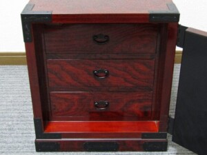 東京都中野区本町にて、仙台箪笥の小タンス(小抽斗)、演奏会用の琴など