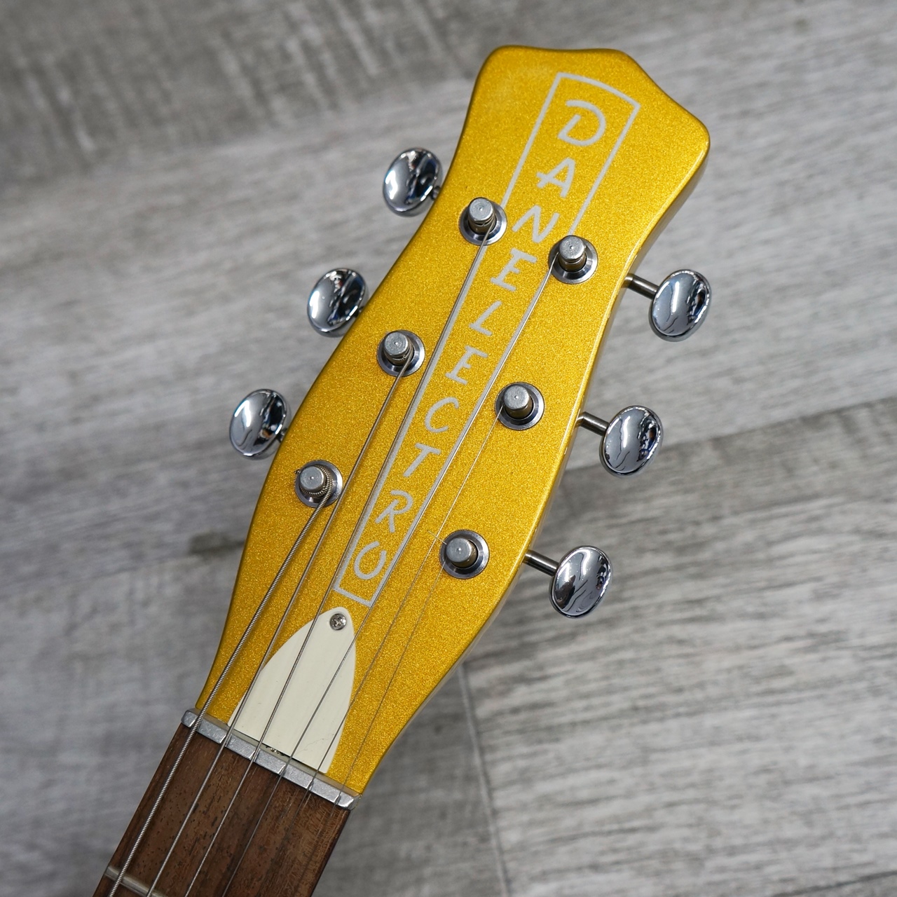 期間限定価格】 Danelectro 56 Single Cutaway - Gold - / 楽器屋BOW