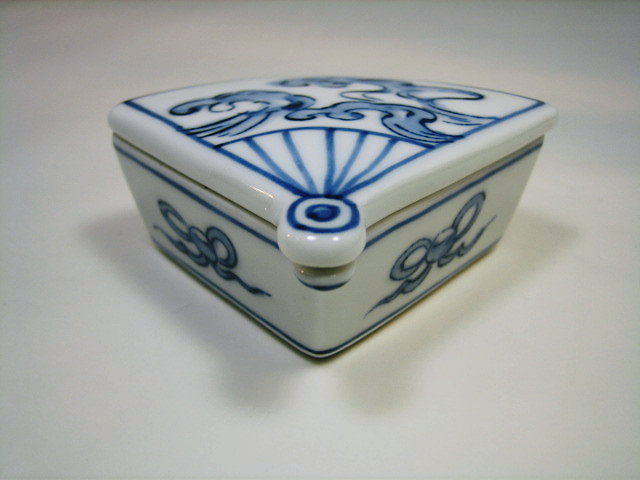 A554 【蓮型香炉】 青花 染付 時代物 香道具 箱付 傷有｛＃ 楽天市場