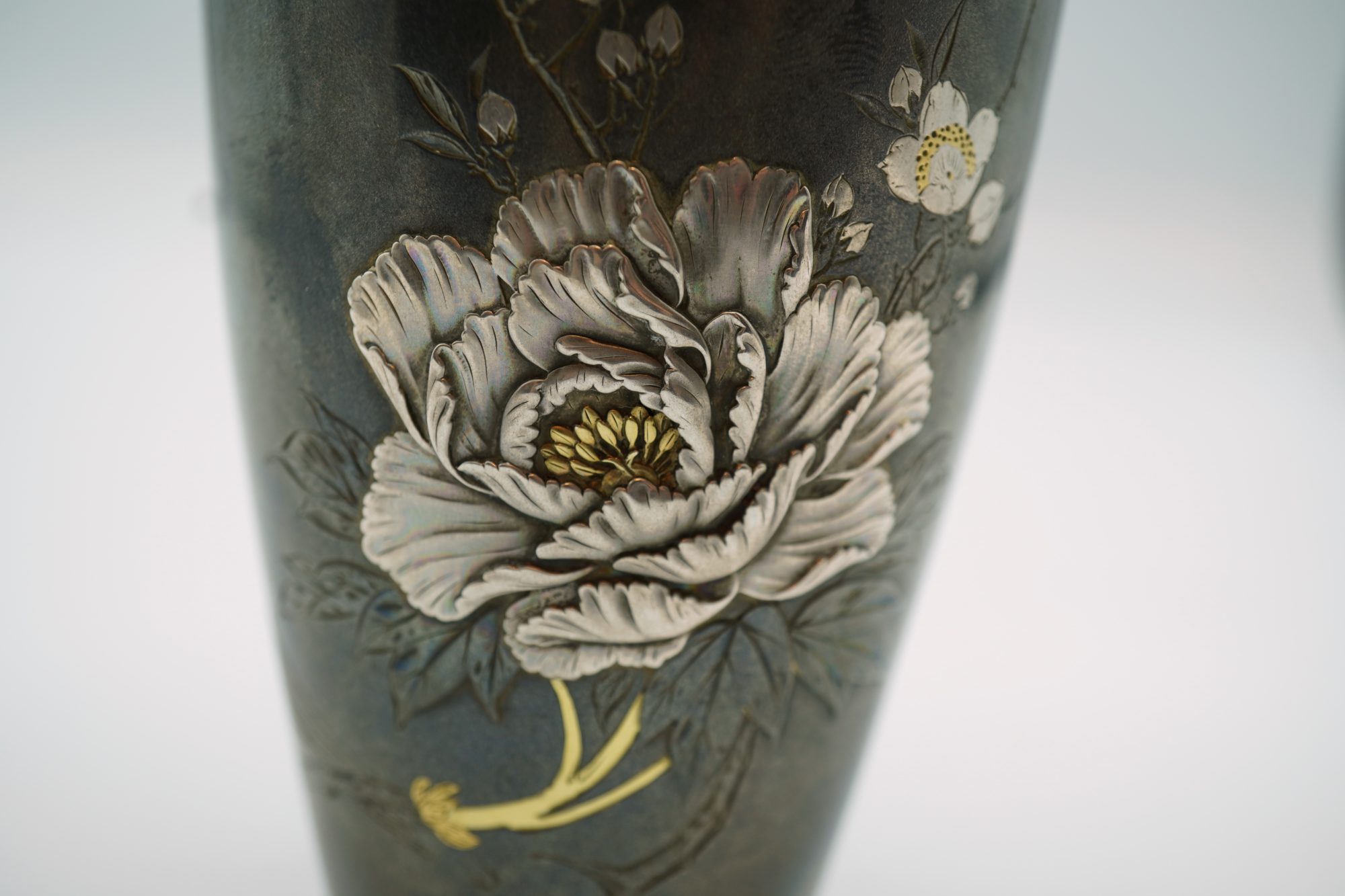 高玉斎照久 純銀・四分一象嵌牡丹図花瓶 | 明治工芸・明治金工の販売