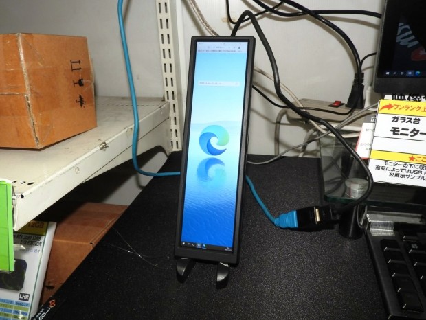 玄人志向、設置場所に困らない8.8型縦長サブ液晶ディスプレイ発売