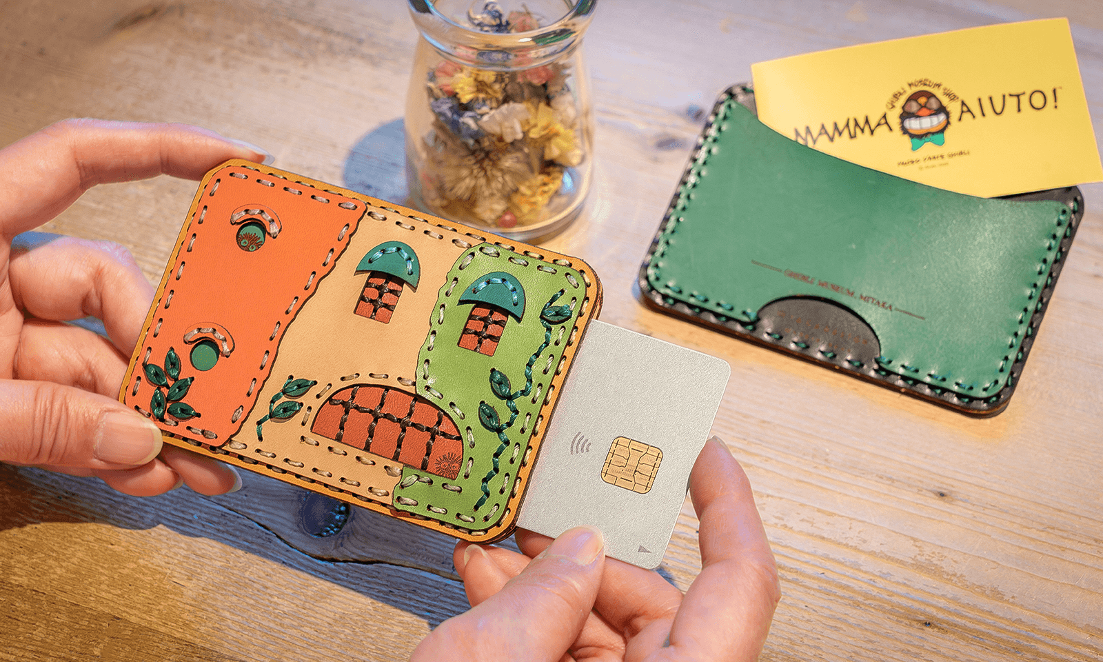 ひと針ずつ縫い上げた／ジブリ美術館の革製カードケース - 三鷹の森