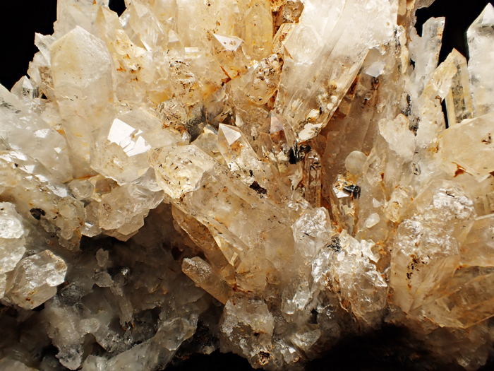 奈良県天川村産 水晶、珪灰鉄鉱＆方解石 (Quartz, Ilvaite & Calcite