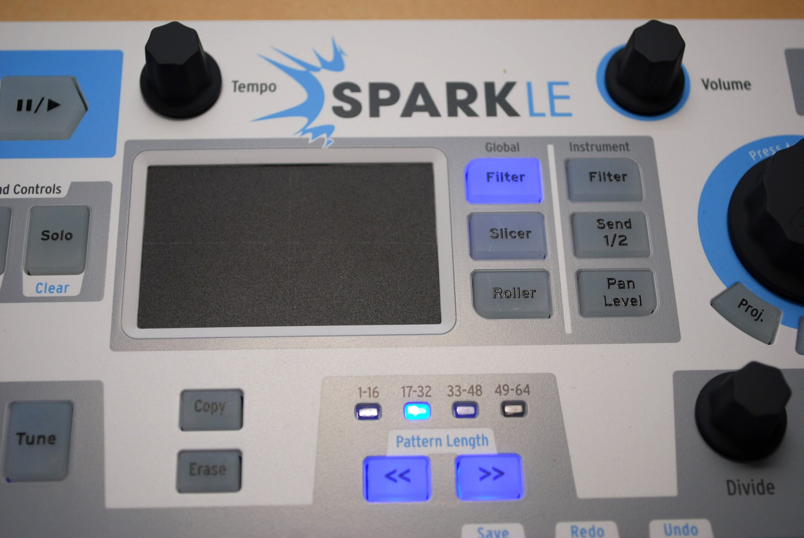 より安く、よりコンパクトで使いやすくなったドラムマシン、SPARK LE