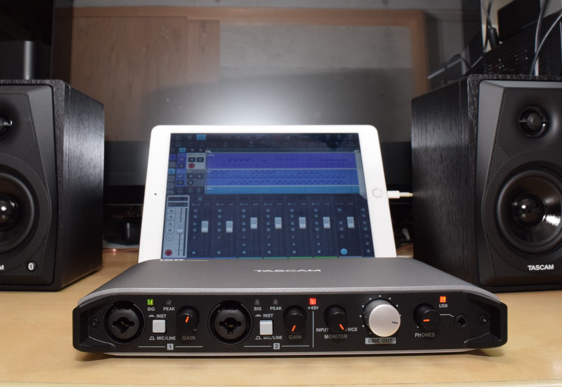 専用ケーブルは不要。充電用ケーブルでiPadと接続できる薄型オーディオ