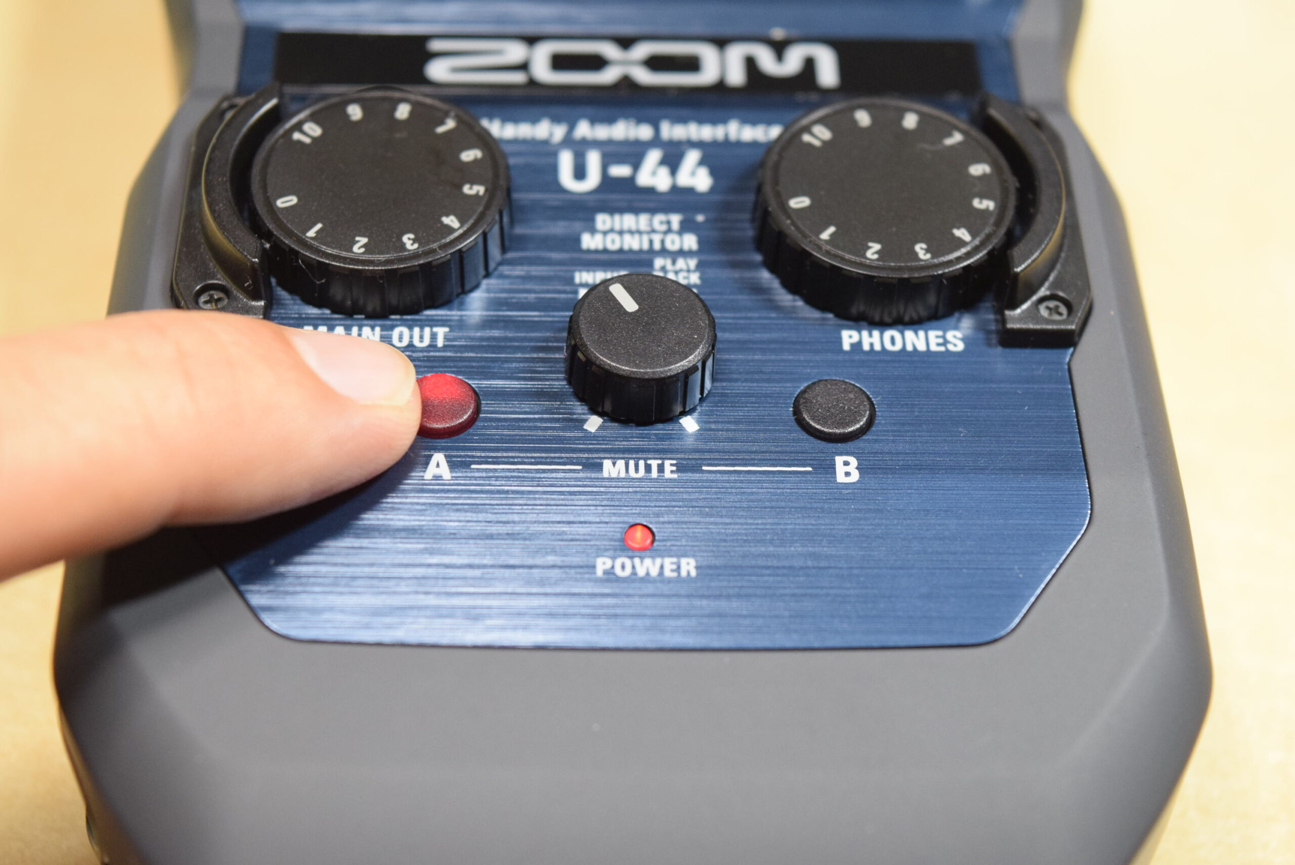 ステージ利用に最適。新発想のモバイル・オーディオIF、ZOOM U-44/U-24