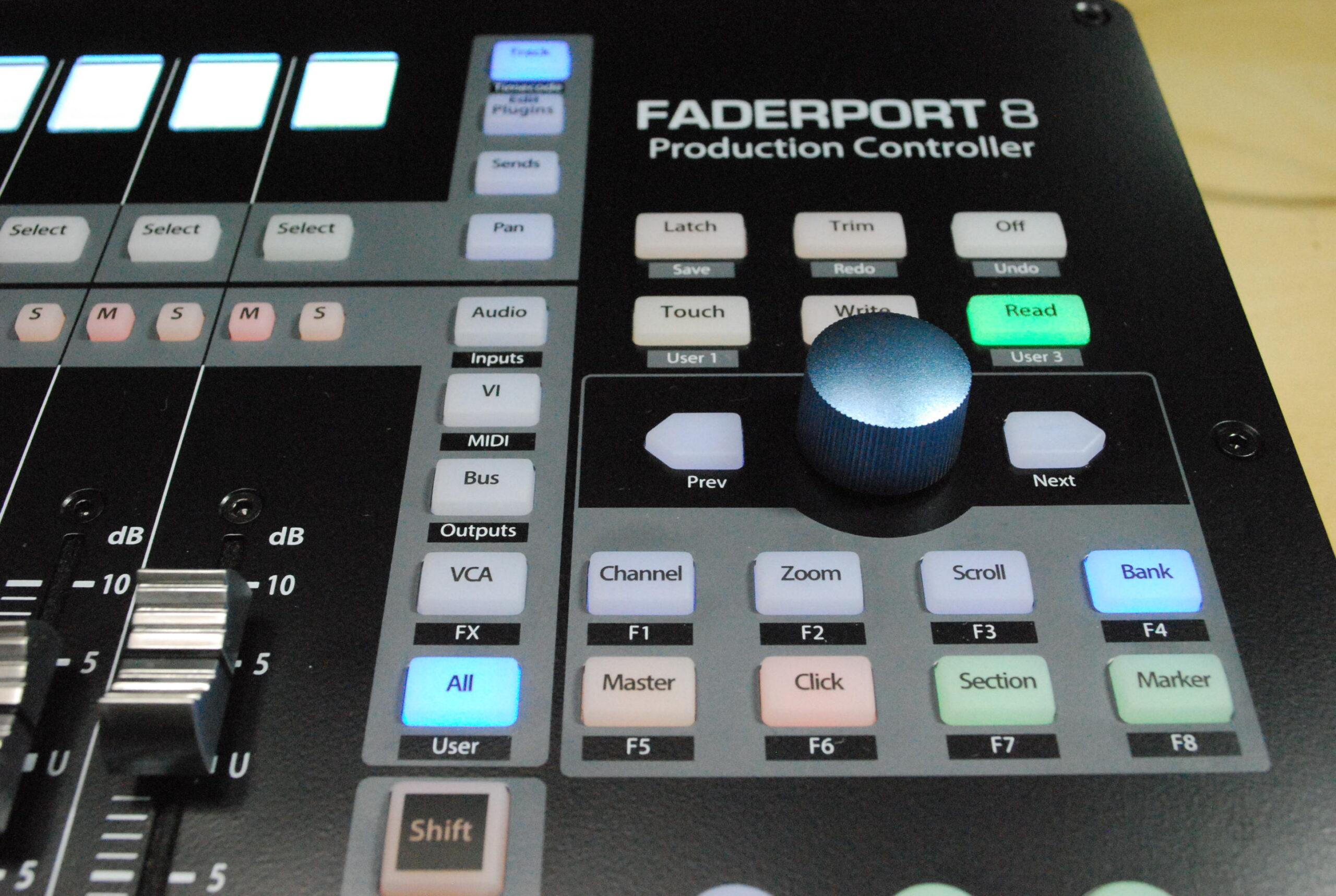 16chのFaderPort 16も登場して3ラインナップに。ムービングフェーダー