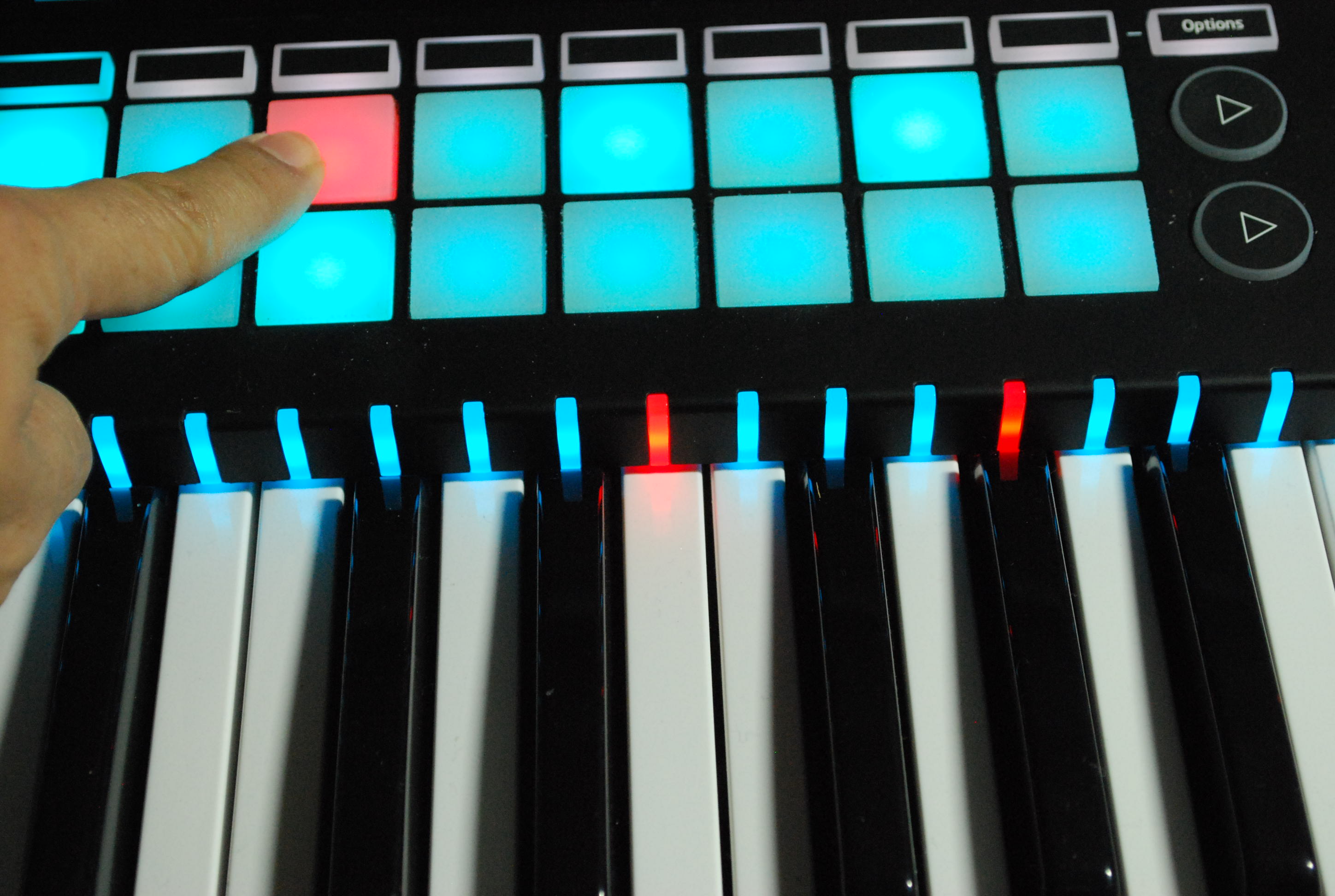 シーケンサ内蔵でフィジコンとしてもCV/GATEにも対応する超多機能な