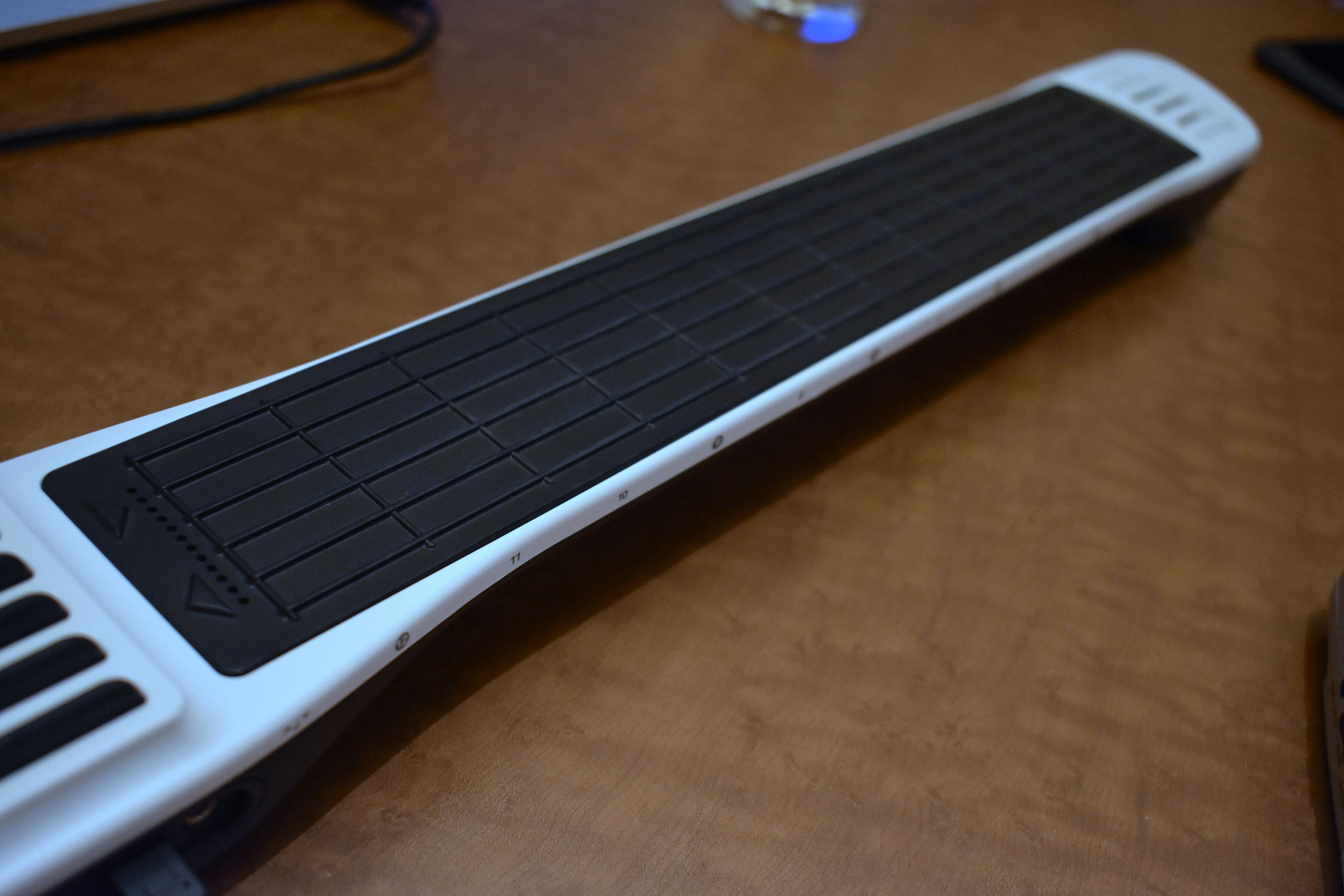 ギター、バイオリン、ピアノやドラムも演奏できる万能なMIDIギター