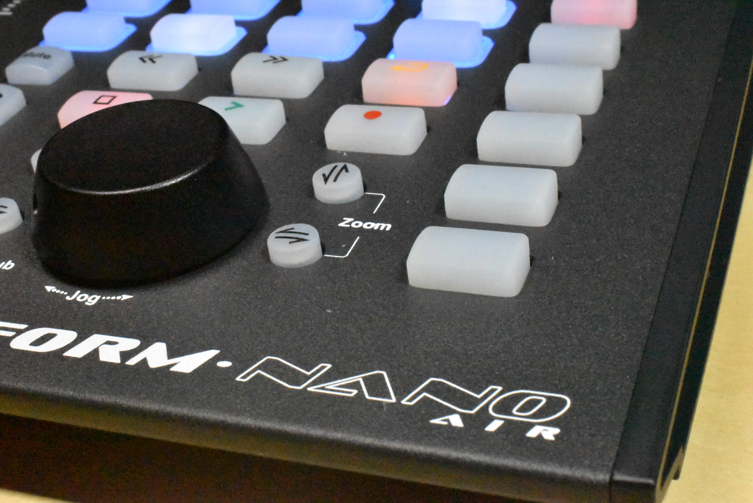 ワイヤレスで利用できるムービングフェーダー搭載の高機能