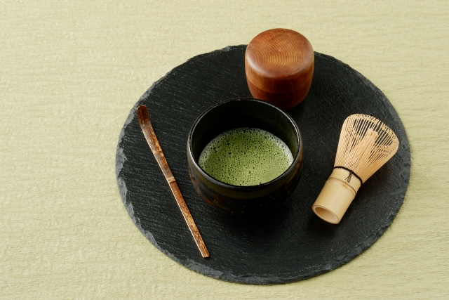 茶道具の種類一覧｜読み方や使い方を解説【水差し・茶碗・棚・皆具】 |