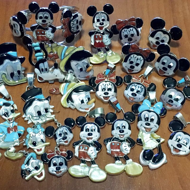 大人気のミッキー&ミニーをモチーフにしたズニ族トップアーティストの