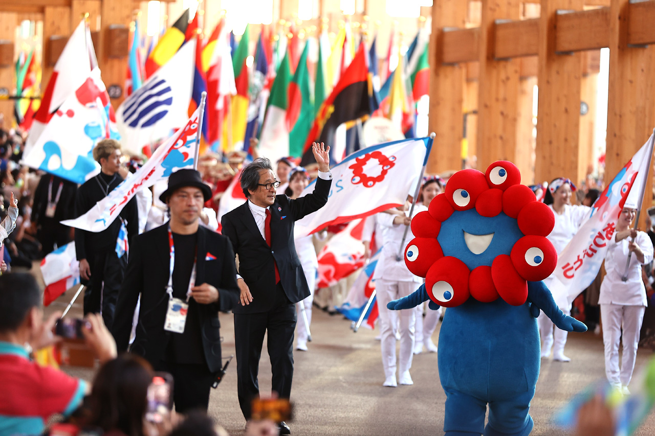 ミャクミャク先頭で大阪・関西万博フラッグパレード！西ゲート、大屋根