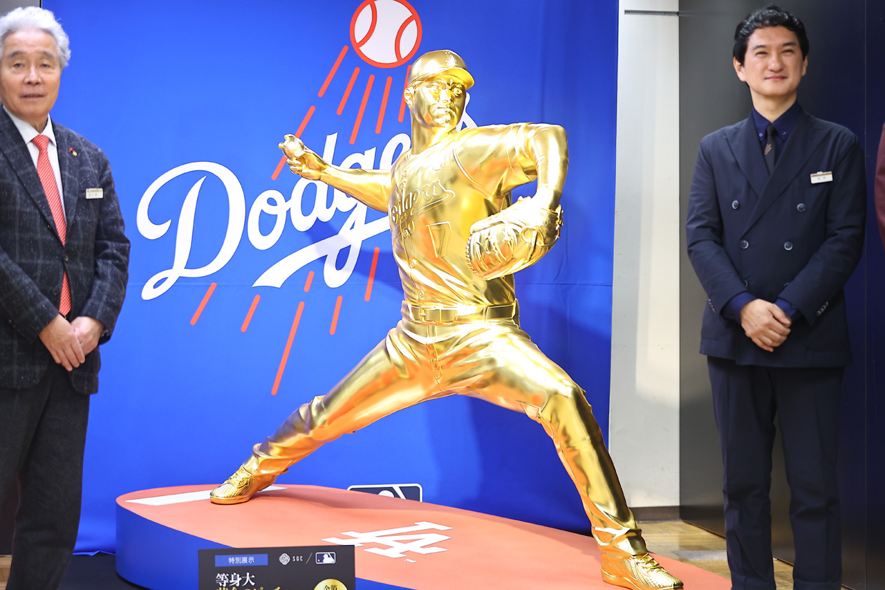 大谷翔平選手 5500万円の等身大「黄金のピッチャー 大谷翔平」像