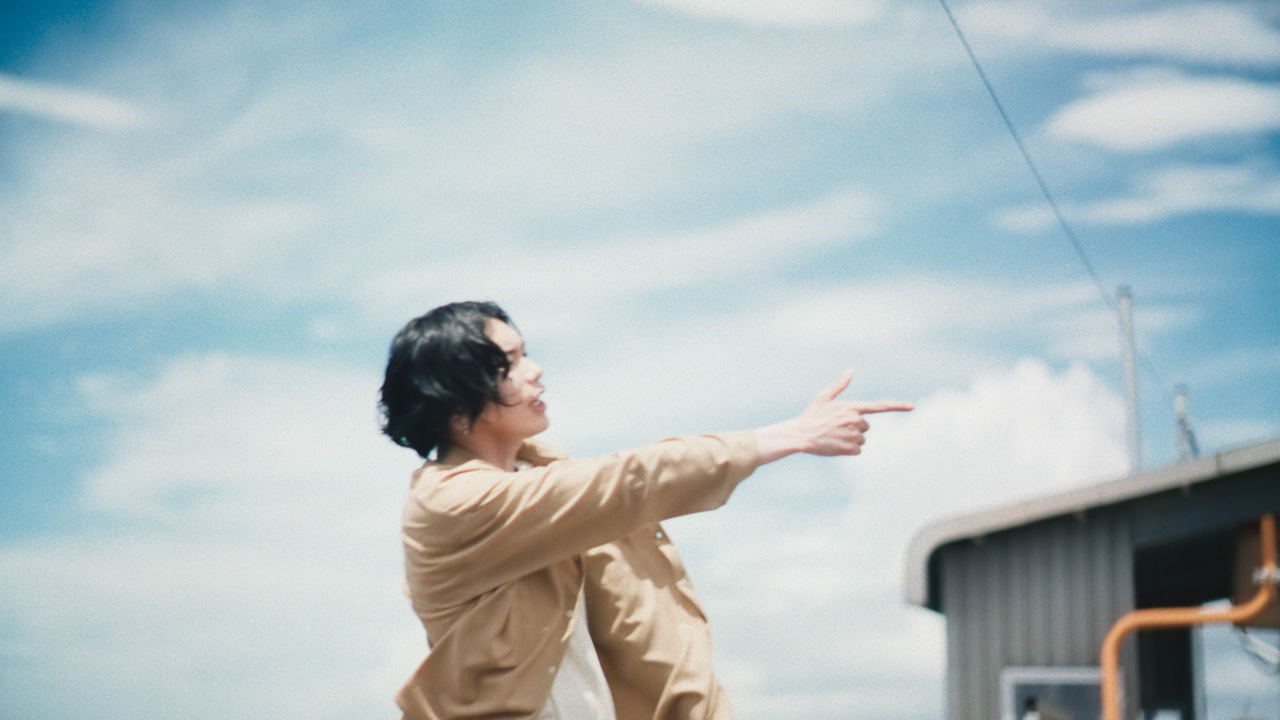 米津玄師「ジョージア」新CM！海の見える駅で軽やかに歌う 米津玄