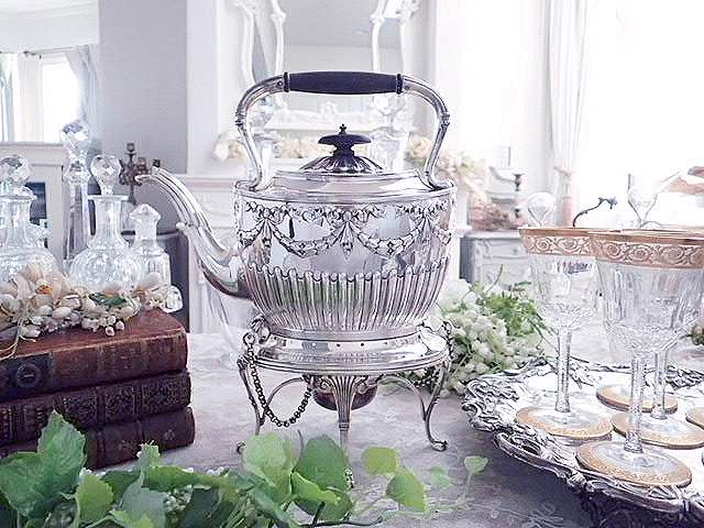 リボン装飾 シルバープレートティーポット（スタンド付き） - 薔薇と