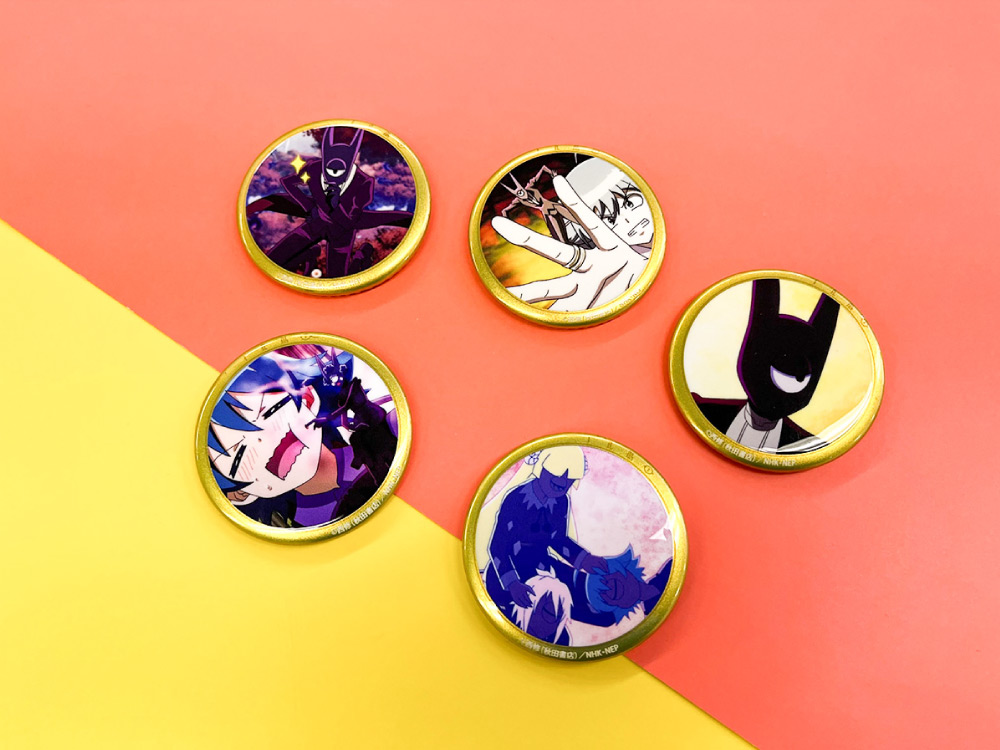 オペラ 魔入りました！入間くん 秋田書店 メタリック缶バッジ 販売中