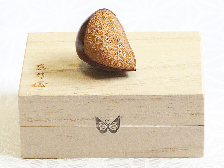 黄楊根付 栗（三角）【岡壱名入り】｜京都の着物和装小物 ゑり正