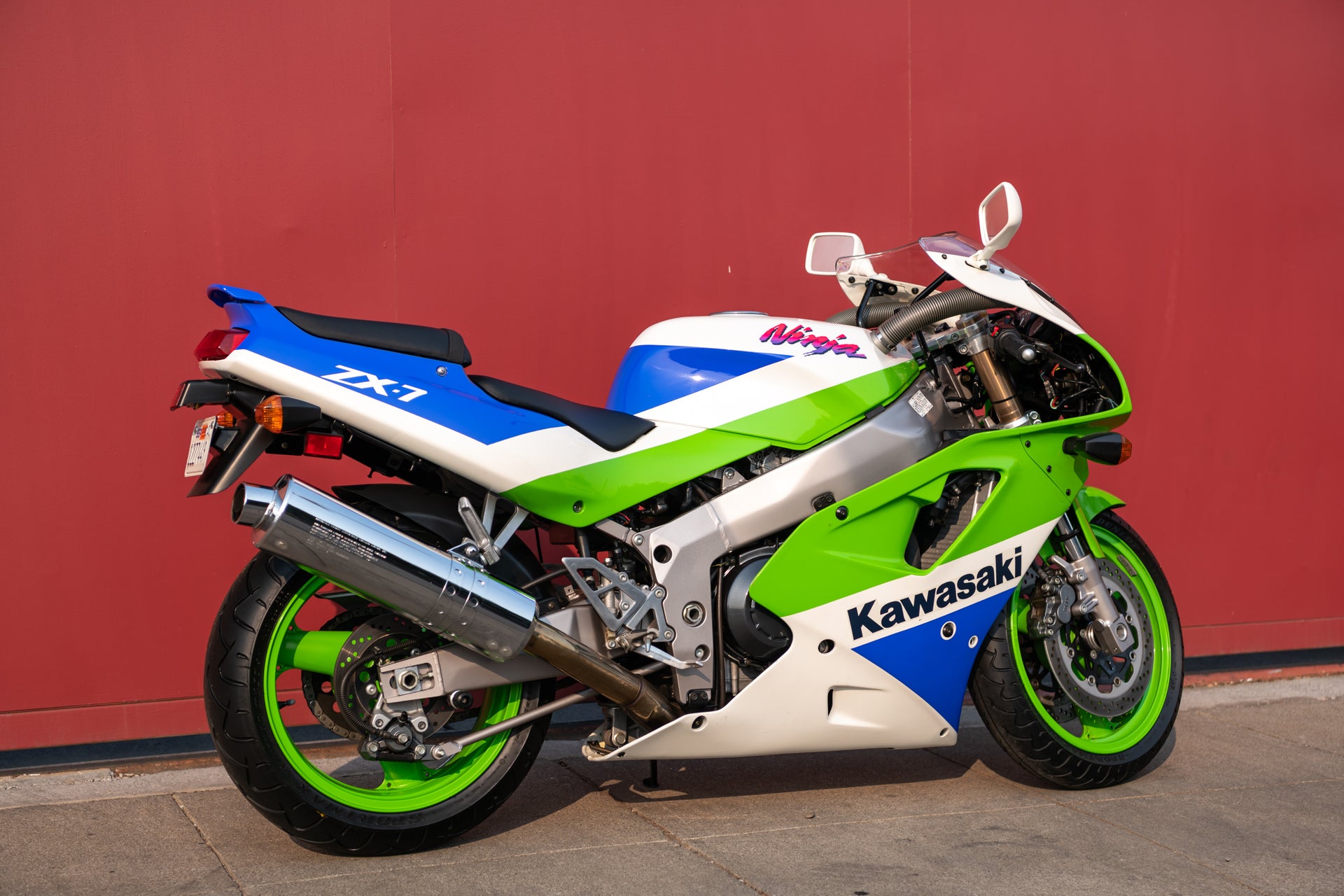 かず Vivacious '92 Kawasaki Ninja ZX-7 Pledges to Play Nice With Retro