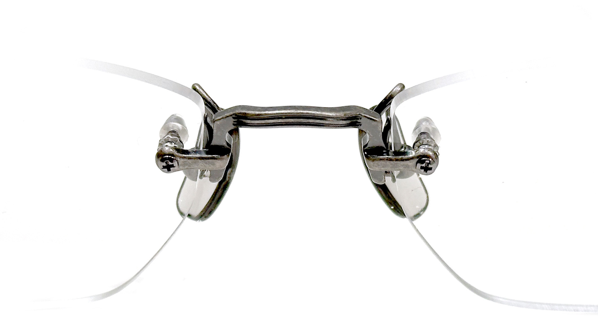 目元の表情を崩さない新作スクエアリムレス眼鏡フレーム 999.9「TW-21T