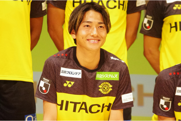 柏レイソル2025 スーツラッフルくじ No.8小泉佳穂 特大アクスタ