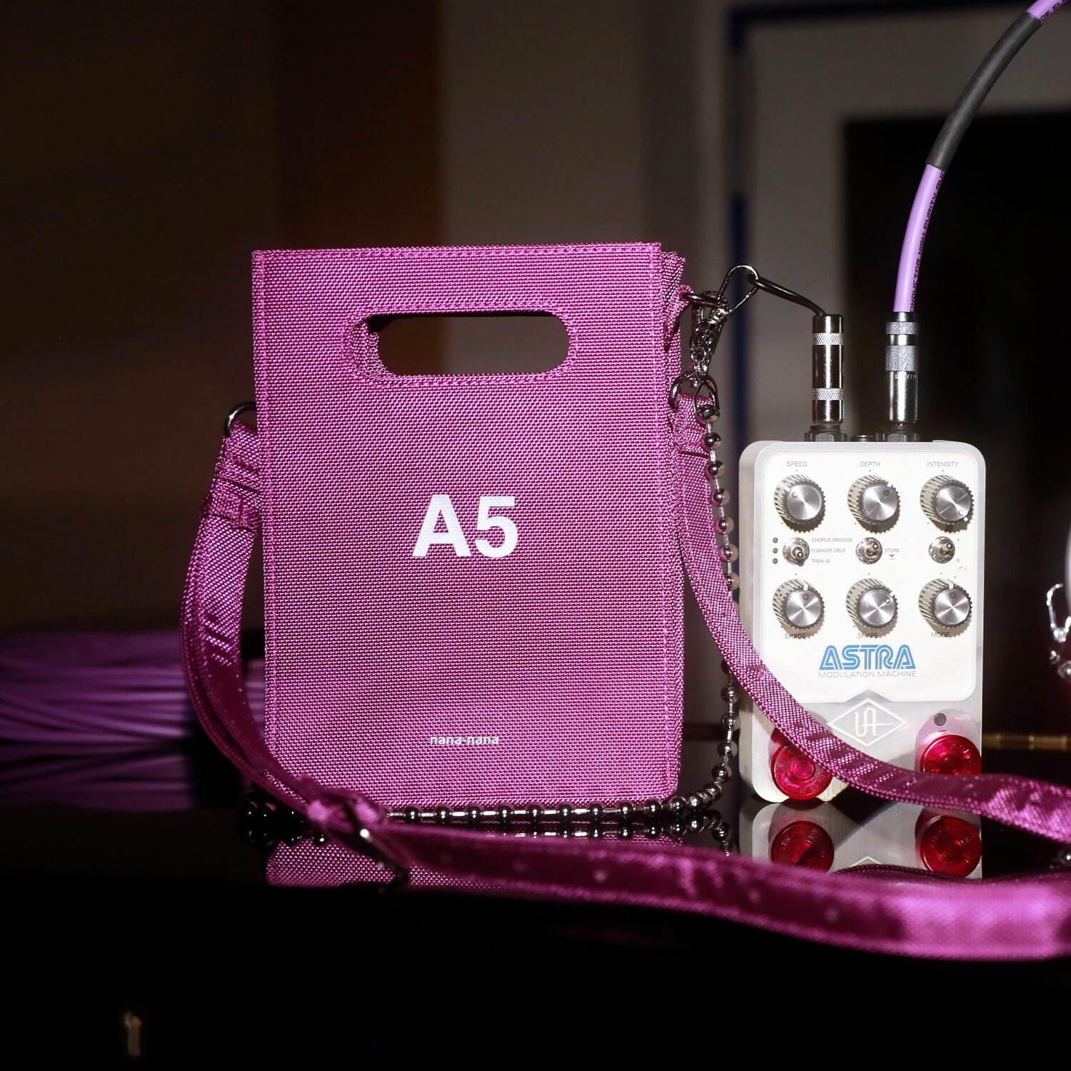 ずっと真夜中でいいのに。×ナナナナのコラボバッグ、音楽機材風