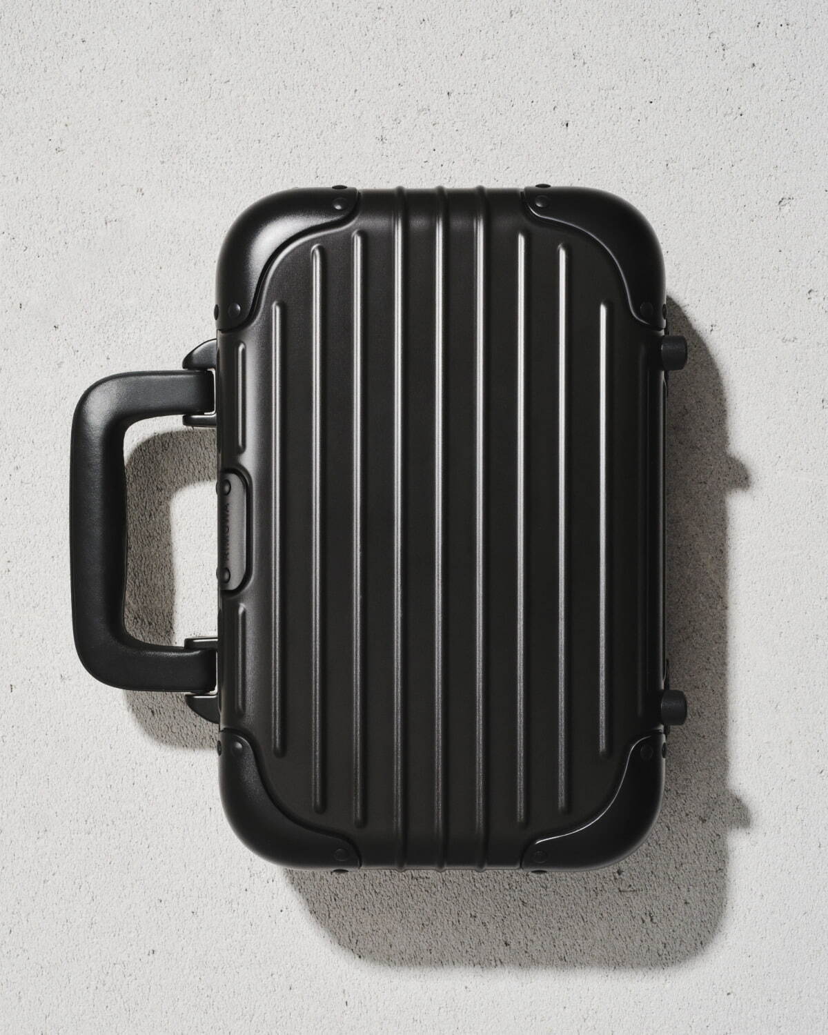 リモワ“スーツケース着想”の新作ハンドバッグ、2WAY仕様＆ポケットや